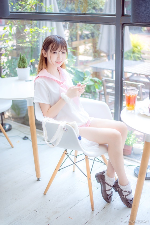 清晨，空气中带着几分湿冷，令人分外难受，庞统站在刺史府外，有些无奈的狠狠地瞪了法正一眼，在他身后，邓贤、泠苞等人则是对着张松一群益州世家怒目而视，刘璋已经失去了一切，此前终究君臣一场，就算刘璋当时做的不地道，但如今蜀中已经败亡，刘璋也不再是君主，这些人怎就不依不饶。